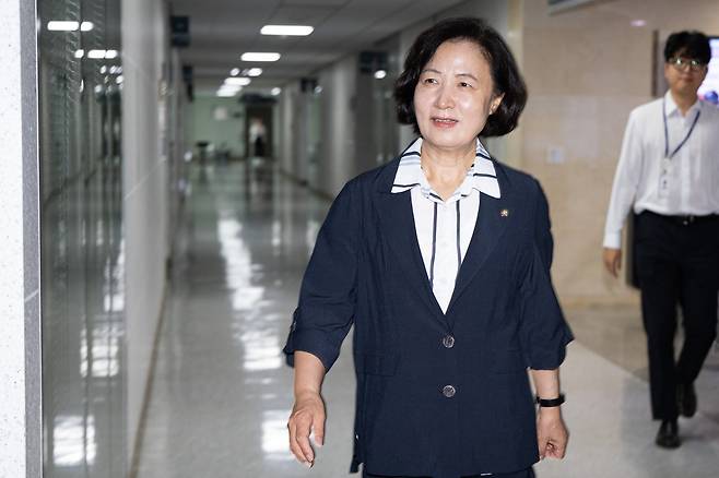 국회 법제사법위원장에 내정된 추미애 더불어민주당 의원이 6일 서울 여의도 국회 의원회관 사무실로 들어서고 있다. /뉴스1