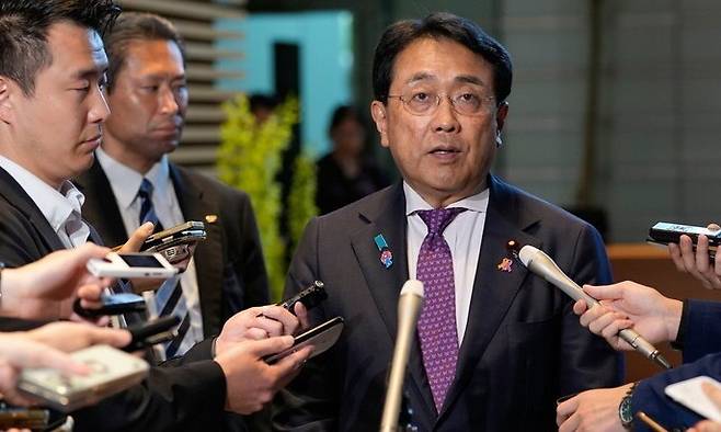 지난 18일 아카자와 료세이 일본 경제재생담당상이 기자들과 만나고 있다. EPA 연합뉴스