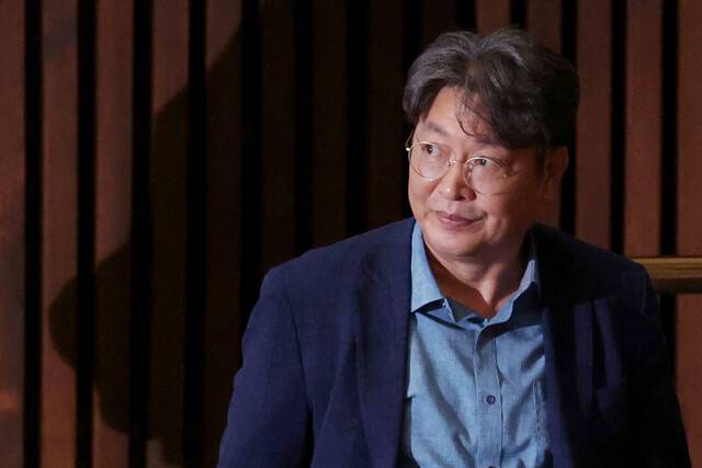 차명 주식거래 의혹을 받는 이춘석 의원이 지난 5일 국회 본회의에 출석해 방송법 개정안에 대한 기표를 한 뒤 투표함으로 이동하고 있다. 그는 의혹이 제기된 5일 밤 더불어민주당을 탈당했다. 연합뉴스