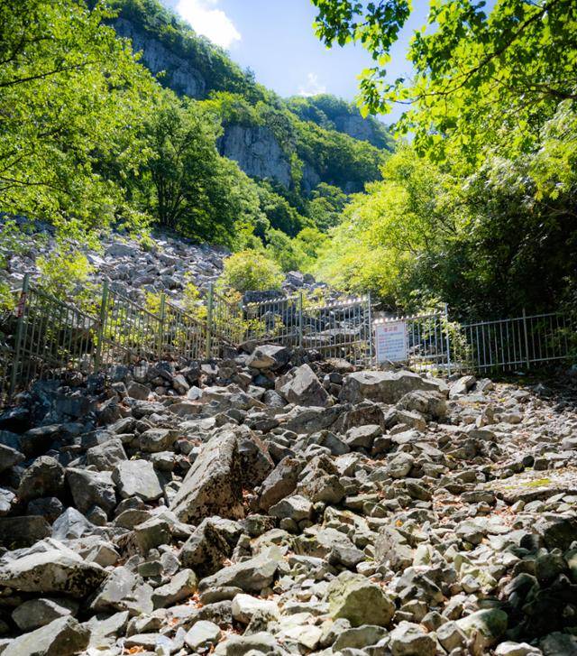 얼음골 결빙지에 가득 쌓인 돌무더기.