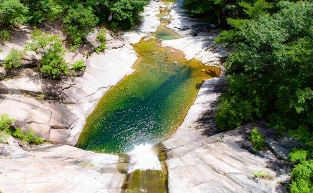 시례 호박소를 위에서 내려다보면 확연히 어두운 부분이 눈에 띈다. 수심이 깊은 지점이다.