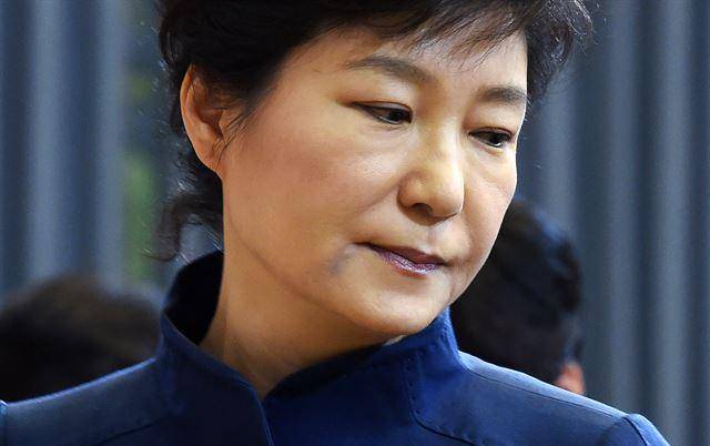 세월호 수색 한창때 박근혜 대통령은 미용시술 흔적. 세월호 유족 면담 3일 전 얼굴에 피멍 든 박 대통령. 세월호 실종자 수색작업이 한창이던 2014년 5월 13일 청와대에서 국무회의를 주재하기 위해 자리로 향하는 박근혜 대통령의 얼굴에 피멍자국이 선명하다. 한국일보 자료사진