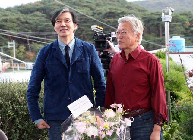 조국 전 법무부 장관이 2023년 11월 9일 경남 양산시 하북면 평산책방에서 열린 '디케의 눈물 작가 사인회'에서 문재인 전 대통령과 대화를 하고 있다. 뉴스1