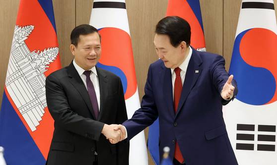 윤석열 전 대통령이 지난해 5월 16일 서울 용산 대통령실 청사에서 열린 한-캄보디아 정상회담에서 훈 마넷 캄보디아 총리와 악수하고 있다. 중앙포토