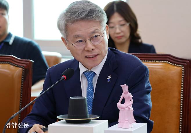 민형배 더불어민주당 의원이 지난달 29일 국회 문화체육관광위원회에서 열린 최휘영 문체부 장관 후보자 인사청문회에 출석해 질의하고 있다. 박민규 선임기자
