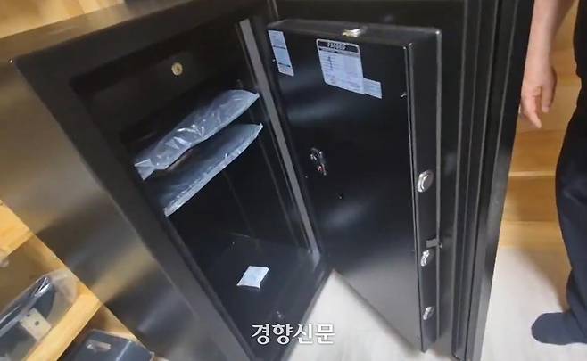 경찰이 6일 서울 성북구 소재 사랑제일교회 인근 빌딩을 압수수색해 개방한 금고 내부 모습. 사랑제일교회 제공