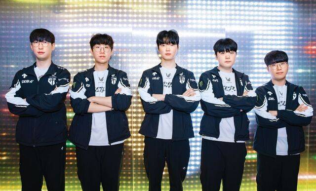 LoL 챔피언스 코리아(LCK)에서 선전하고 있는 젠지 소속 선수들이 지난 1일 서울 종로구 LCK 아레나에서 열린 정규 시즌 3라운드 경기에서 KT를 이긴 뒤 포즈를 취하고 있다. LCK 제공