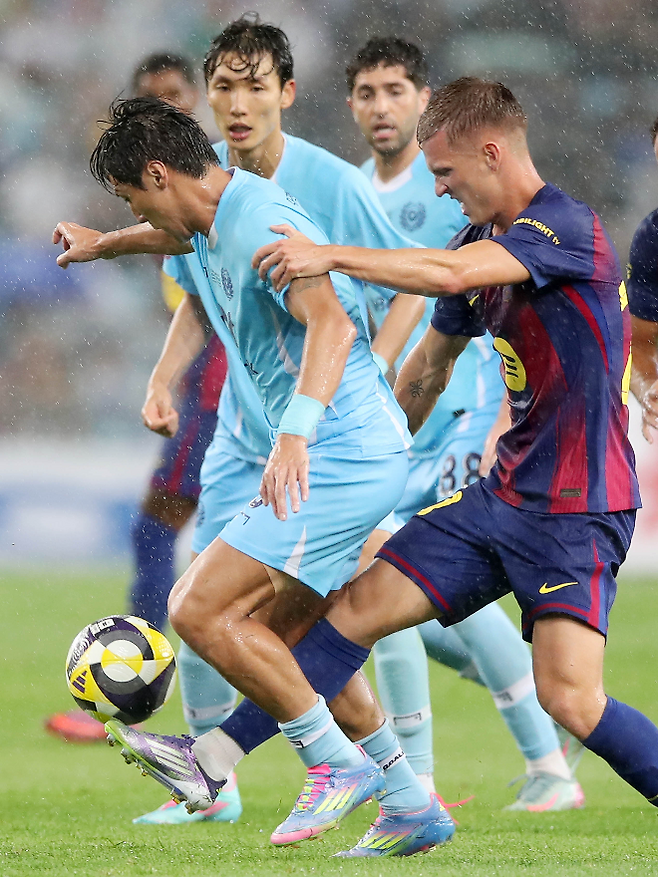4일 대구스타디움에서 열린 FC바르셀로나 2025 아시아투어 에디션 대구FC와 FC바르셀로나의 경기. 후반전 폭우 속에 양 팀 선수들이 치열한 볼 다툼을 하고 있다. 사진=연합뉴스 제공