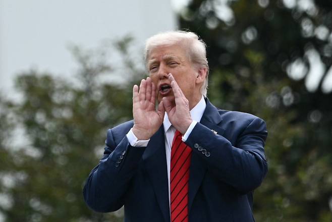 도널드 트럼프 미국 대통령이 5일(현지시간) 워싱턴DC 백악관 경내를 둘러보다 옥상에서 기자들을 향해 소리치고 있다. /AFP=뉴스1