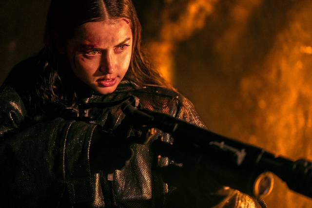 ‘발레리나’의 여성 킬러 이브를 연기한 아나 데 아르마스가 폭발적인 총기 액션을 선보이고 있다. 판시네마 제공