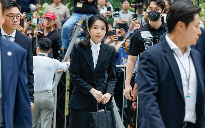 윤석열 전 대통령 부인 김건희 여사가 6일 서울 종로구에 마련된 김건희 특검팀(특별검사 민중기) 사무실에 피의자 신분으로 출석하고 있다. 최상수 기자