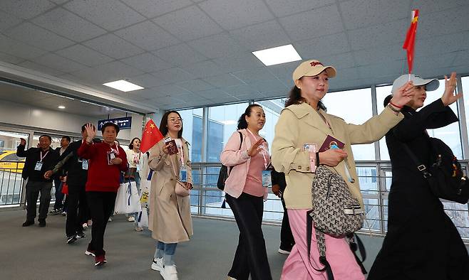 지난 2024년 5월 7일 인천항에 도착한 크루즈 스펙트럼오브더씨호(Spectrum of the seas·16만9천t급)를 타고 온 중국 단체 관광객들이 입국하고 있다. 연합뉴스