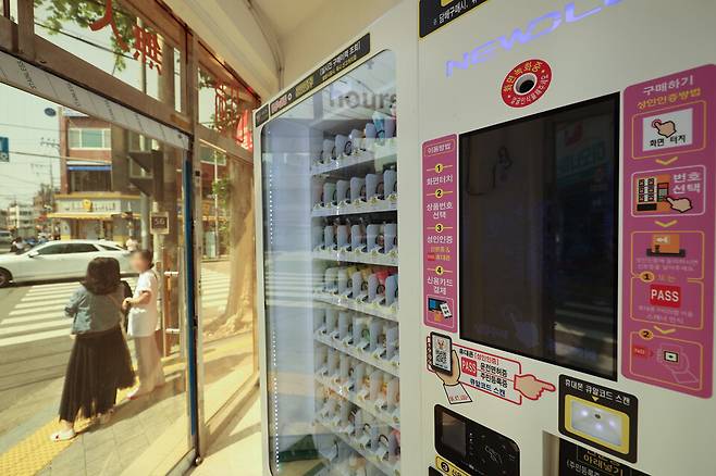 서울 마포구의 한 무인 전자담배 판매점에 설치된 자동판매기에 합성니코틴 액상형 전자담배가 진열돼있다. ⓒ연합뉴스