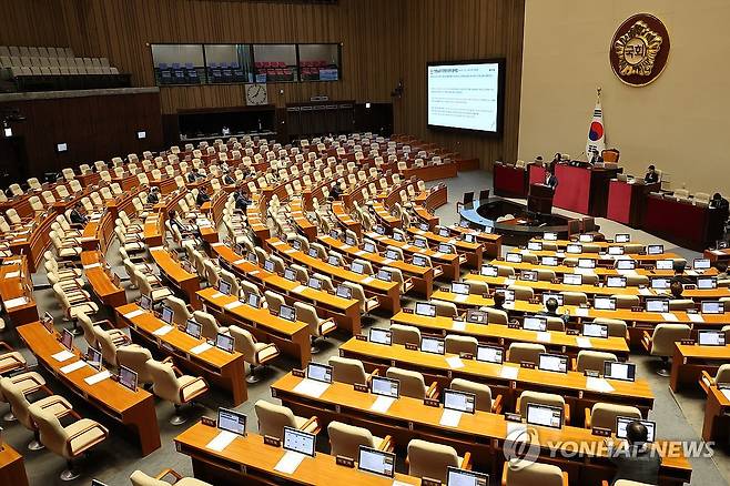 본회의장의 빈자리 (서울=연합뉴스) 김주성 기자 = 국민의힘 김장겸 의원이 5일 국회 본회의에서 여야 의원석이 대부분 비어 있는 가운데 방송문화진흥회법 일부개정법률안에 대한 필리버스터(무제한 토론을 통한 합법적인 의사진행 방해)를 3시간이 넘게 하고 있다. 2025.8.5 utzza@yna.co.kr