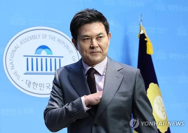 국민의힘 김태호 의원이 지난해 2월 8일 국회 소통관에서 당의 경남 양산을 출마 요청에 대한 입장을 밝힌 뒤 회견장을 나서고 있다. /연합뉴스