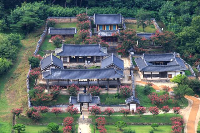 병산서원은 조선시대의 대표적인 유교 건축물로서 낙동강의 은빛 백사장과 맑은 물이 굽이쳐 흐르고 병풍을 둘러친 듯한