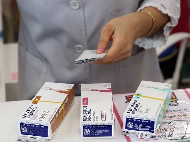 서울 강남구 파크약국에서 약사가 입고된 비만치료제 '위고비'를 정리하고 있다. 2024.10.16/뉴스1 ⓒ News1 황기선 기자