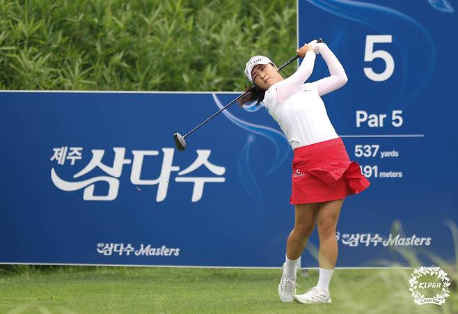 윤이나가 7일 열린 KLPGA투어 제주 삼다수 마스터스 1라운드에서 5번홀 티샷을 날리고 있다. (KLPGA 제공)