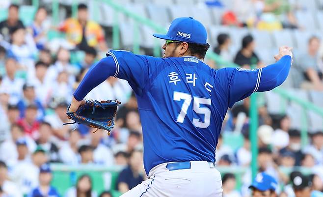 삼성 후라도가 7일 인천 SSG랜더스필드에서 열린 2025 KBO리그 SSG전에서 역투하고 있다. 사진 | 연합뉴스