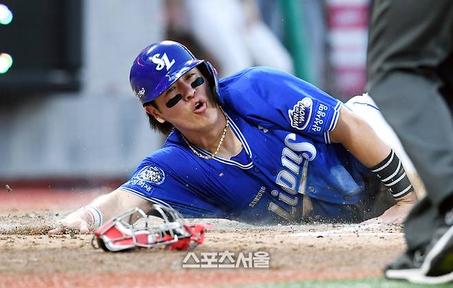 삼성 강민호가 6일 인천 SSG랜더스필드에서 열린 2025 KBO리그 SSG와의 경기 4회초 1사 1루 상황에서 김영웅의 2루타에 1루에서 홈까지 뛰어 득점하고 있다. 문학 | 박진업 기자 upandup@sportsseoul.com