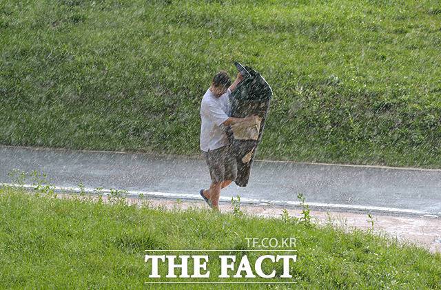 7일 기상청에 따르면 주말인 9일부터 중규모 저기압과 하층 제트가 더해져 전라권을 중심으로 시간당 30~50㎜의 강한 비가 쏟아지겠다. /문병희 기자