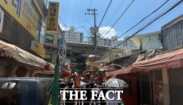 미아리 성노동자 이주대책위원회는 7일 서울 성북구에서 '투쟁' 등이 적힌 우산을 들고 거리를 행진했다./김형준 기자