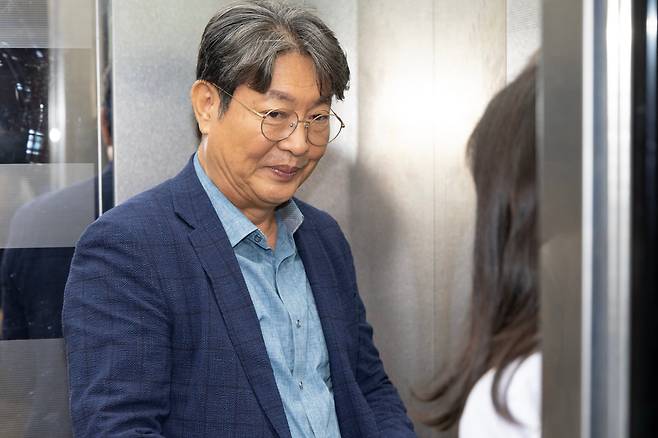 '주식 차명거래 의혹'이 제기된 이춘석 더불어민주당 의원이 5일 오후 서울 여의도 국회에서 방송법 개정안에 대한 무제한토론 종결동의의 건 투표를 마치고 본회의장을 빠져나가고 있다. /뉴스1