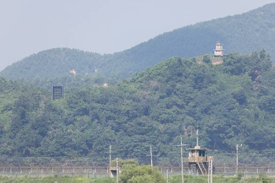 지난 5일 경기도 파주시 접경지역에서 바라본 북한 임진강변 초소에 대남 확성기가 평소처럼 설치되어 있다. 연합뉴스