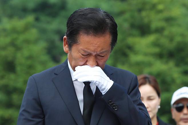 정청래 더불어민주당 대표가 7일 오전 경남 김해시 진영읍 봉하마을을 찾아 고 노무현 전 대통령 묘역을 참배하고 있다. 2025.8.7/뉴스1