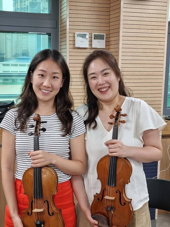 발트앙상블 악장 겸 예술감독을 맡은 바이올리니스트 이지혜(오른쪽)와 협연자로 나선 바이올리니스트 설민경. 임석규 기자