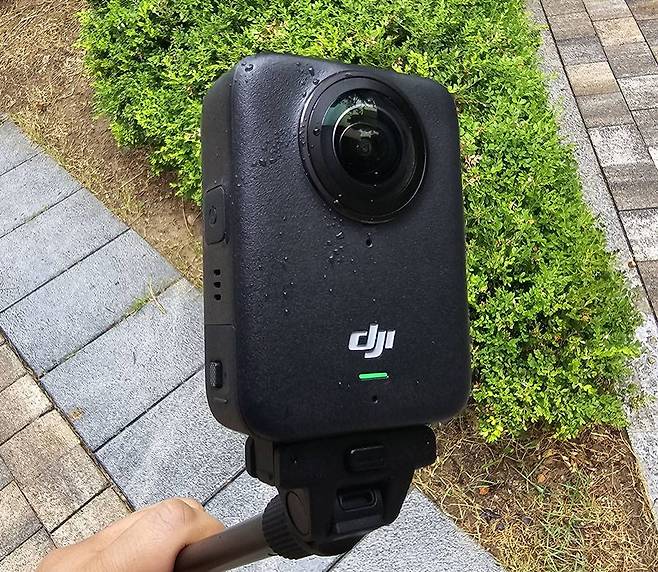 IP68 방수 등급을 지원해 비를 맞거나 얕은 물에 빠뜨려도 촬영을 이어갈 수 있다 / 출처=IT동아