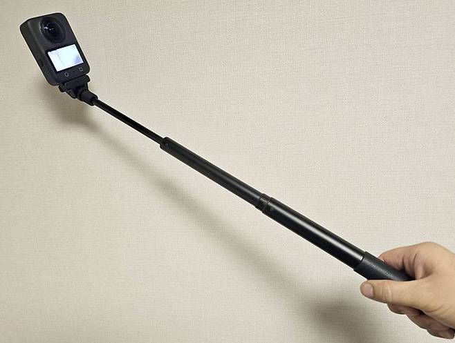 인비지블 셀피스틱은 1.2m까지 길이를 조정할 수 있다 / 출처=IT동아