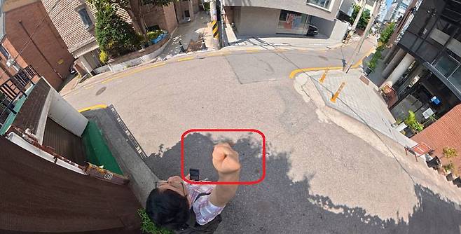 촬영 시 인비지블 셀피스틱의 모습은 찍히지 않는다 / 출처=IT동아