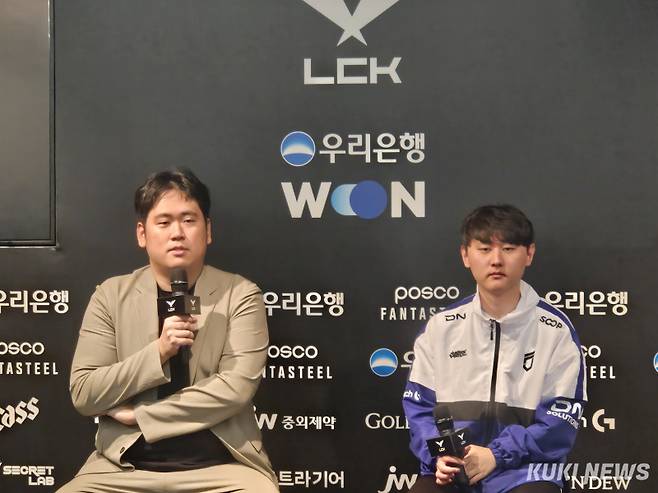 주영달 DN 프릭스 총감독과 '표식' 홍창현이 7일 오후 5시 서울 종로구 롤파크 LCK 아레나에서 열린 ‘2025 LCK’ 정규시즌 라이즈 그룹 4라운드 DRX와의 경기가 끝난 후 기자회견을 하고 있다. 송한석 기자