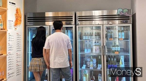 사진은 전통주갤러리에서 판매 중인 전통주를 살펴보는 관람객들의 모습. /사진=김다솜 기자