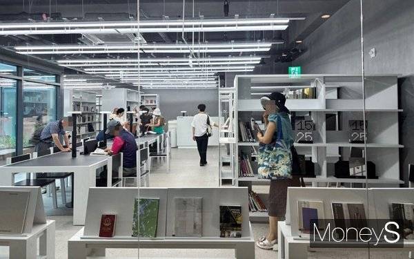 사진은 서울시립사진미술관 4층 포토 라이브러리. /사진=김다솜 기자