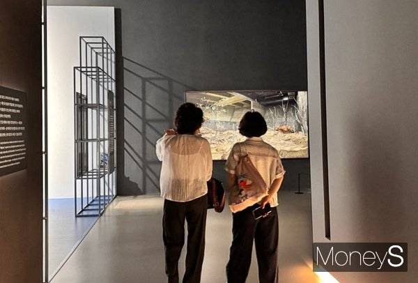 사진은 전시를 관람 중인 관람객들의 모습. /사진=김다솜 기자