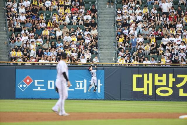 LG 트윈스 박해민이 타구를 낚아채고 있다./LG 트윈스