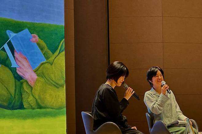 6월29일 김애란 작가(왼쪽)가 서울 논현동 CG아트홀에서 열린 <안녕이라 그랬어> 북토크에 참석해 발언하고 있다. ⓒ문학동네 제공
