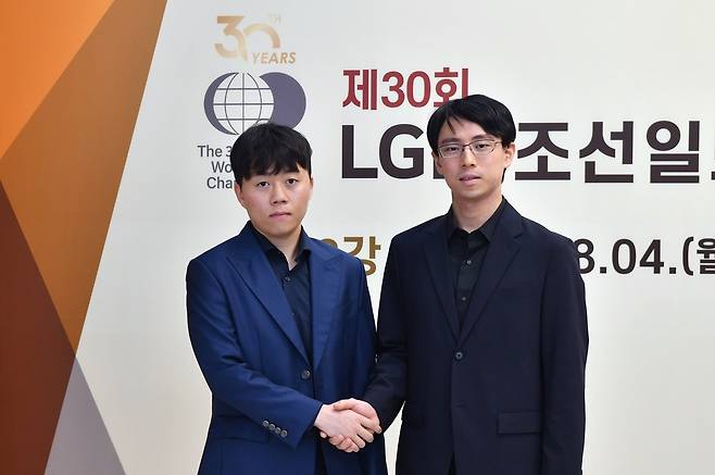 신민준 9단(왼쪽)과 이치리키 료 9단. 한국기원 제공