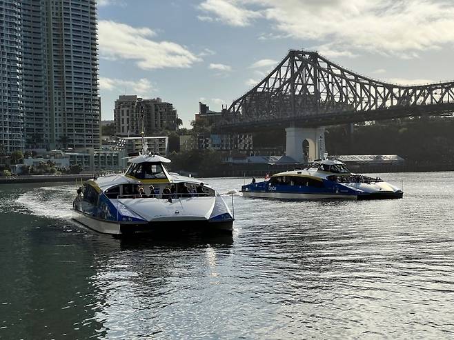호주 브리즈번의 수상교통수단 '시티캣' (브리즈번=연합뉴스) 김기훈 기자 = 지난 4일(현지시간) 호주 브리즈번 도심 리버사이드 선착장 인근으로 접근 중인 수상 교통수단 시티캣(City Cat)의 모습. 브리즈번강 약 20㎞ 구간 22개 선착장을 오가는 시티캣은 버스·철도와 함께 브리즈번 시민의 출퇴근을 책임지는 핵심 교통수단이다. 2025.8.7 kihun@yna.co.kr