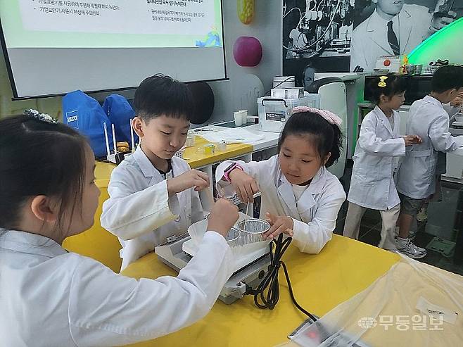 국립광주과학관 여름방학 특별프로그램에 참여하고 있는 학생들. 국립광주과학관 제공