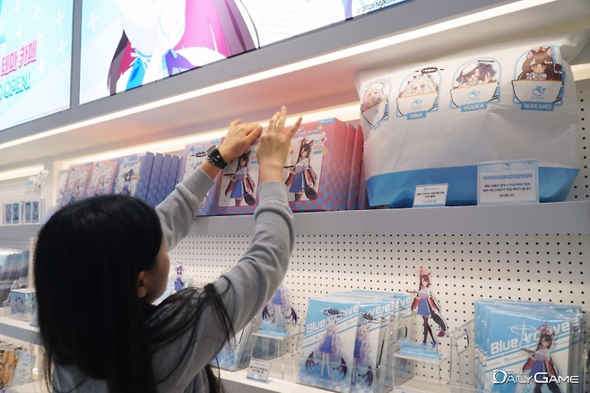 굿즈샵에는 다양한 상품이 선생님을 기다리는 중이다.