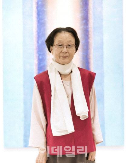 작가 방혜자. 2016년 9∼10월 일흔아홉에 서울 종로구 사간동 현대화랑에서 개인전 ‘성좌’를 열었던 때다. 당시 신작 ‘빛에서 빛으로’를 포함해 빛의 춤, 빛의 입자 등 빛의 탄생부터 소멸까지 빛의 모습과 움직임을 형상화해 내면의 빛으로 이어낸 회화·설치작품 40여 점을 걸었더랬다. 현대화랑 제공.