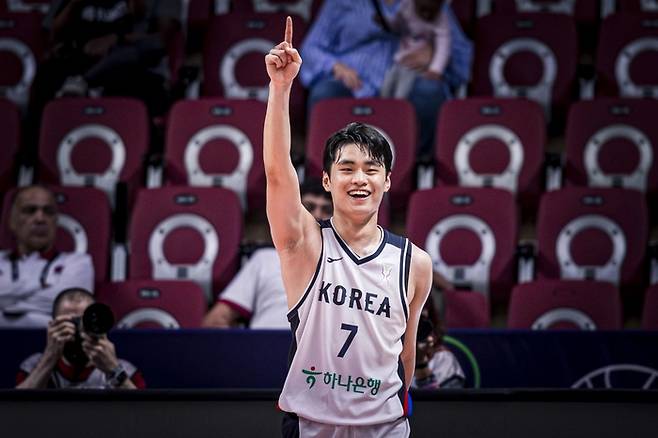 남자농구 대표팀 유기상이 8일 사우디아라비아 제다에서 열리 2025 FIBA 아시아컵 A조 조별리그 2차전 카타르전에서 3점슛을 성공한 후 세리머니를 하고 있다. 사진 | FIBA