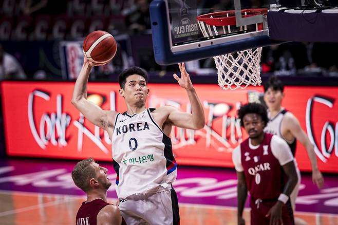 남자농구 대표팀 하윤기이 8일 사우디아라비아 제다에서 열리 2025 FIBA 아시아컵 A조 조별리그 2차전 카타르전에서 덩크를 터뜨리고 있다. 사진 | FIBA