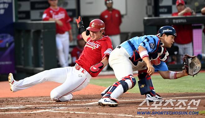 8일 부산 사직야구장에서 열린 SSG와 롯데의 경기, 3회초 1사 1,2루 박성한의 적시타때 2루주자 최지훈이 홈으로 파고들어 세이프되고 있다. 부산=허상욱 기자wook@sportschosun.com/2025.08.08/