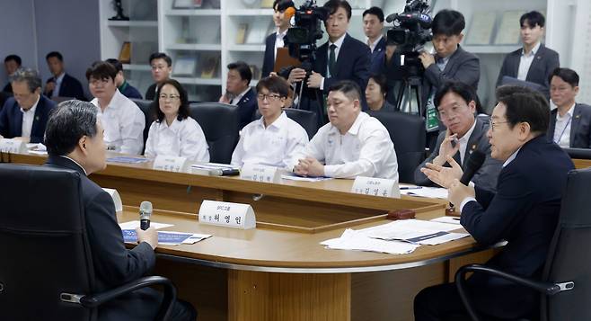 이재명 대통령이 7월 25일 경기 시흥시 SPC 삼립 시화공장에서 열린 산업재해 근절 현장 노사간담회에서 허영인 SPC그룹 회장(왼쪽)과 논의하고 있다. /연합뉴스