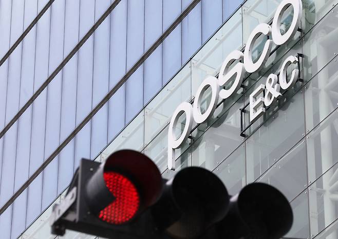 인천 연수구 송도국제도시에 위치한 포스코이앤씨 송도사옥 앞 신호등에 빨간불이 켜져 있다. /뉴스1