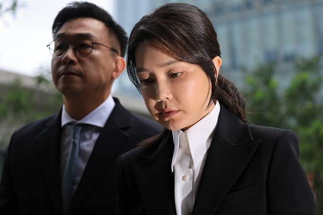 김건희 여사가 6일 본인에 대한 각종 의혹을 수사 중인 민중기 특별검사팀 사무실이 있는 서울 KT광화문빌딩으로 출석하고 있다. 이준헌 기자